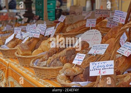 Nizza, Frankreich - 03. Februar 2016: Französische Bäckerei Brotstand auf dem Bauernmarkt in Nizza. Stockfoto