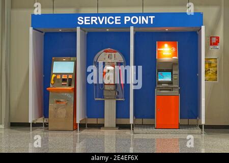 Rom, Italien - 28. Januar 2016: Service Point Printing Pay Phone und ATM am Flughafen in Rom. Stockfoto