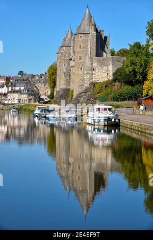 Schloss Rohan spiegelt sich im Wasser von Oust, Teil des Kanals Nantes in Brest, in Josselin, einer Gemeinde im Département Morbihan in der Bretagne Frankreich Stockfoto