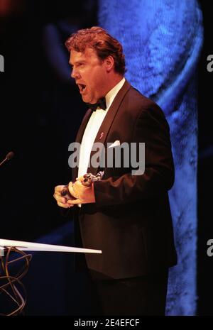 Bryn Terfel holt seine Auszeichnung auf der Bühne bei den Classical Brit Awards 2000, die in der Royal Albert Hall in London, Großbritannien, stattfinden. Mai 2000. Stockfoto