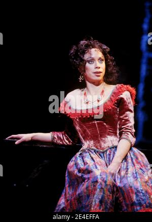 Maria Ewing (Carmen) in CARMEN von Bizet an der Royal Opera, Covent Garden, London WC2 26/04/1991 Leitung: Zubin Mehta Bühnenbild: Gerardo Vera Kostüme: Franca Squarciapino Beleuchtung: Bruno Boyer Bewegung: Stuart Hopps Flamenco Choreografin: Cristina Hoyos Regie: Nuria Espert Stockfoto