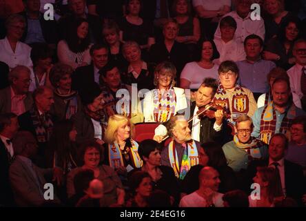 Nigel Kennedy tritt bei den Classical Brit Awards 2000 auf, die in der Royal Albert Hall in London, Großbritannien, stattfinden. Mai 2000 Stockfoto