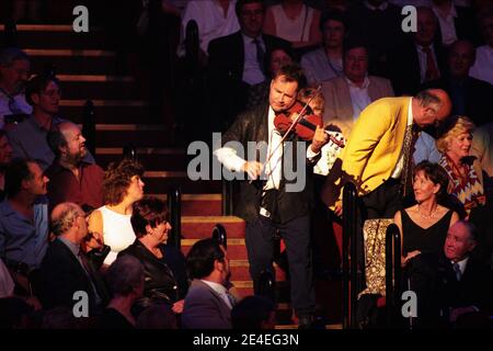 Nigel Kennedy tritt bei den Classical Brit Awards 2000 auf, die in der Royal Albert Hall in London, Großbritannien, stattfinden. Mai 2000 Stockfoto