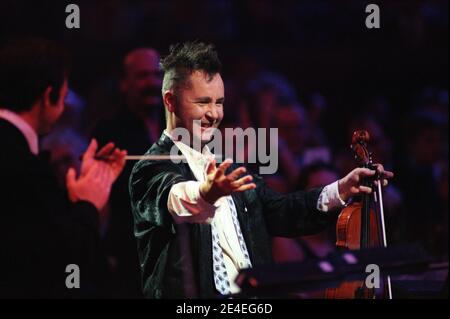 Nigel Kennedy tritt bei den Classical Brit Awards 2000 auf, die in der Royal Albert Hall in London, Großbritannien, stattfinden. Mai 2000 Stockfoto