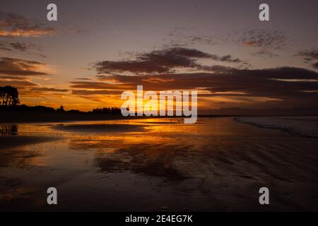 Strand in Nelson bei einem atemberaubenden Sonnenuntergang am Tahunanui Beach in Nelson, Neuseeland. Stockfoto