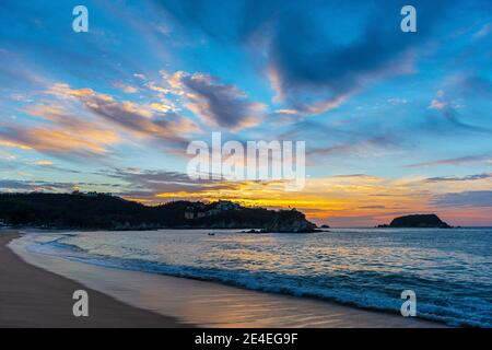 Tangolunda Strand bei Sonnenaufgang, Huatulco, Mexiko. Stockfoto