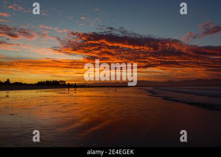 Strand in Nelson bei einem atemberaubenden Sonnenuntergang am Tahunanui Beach in Nelson, Neuseeland. Stockfoto