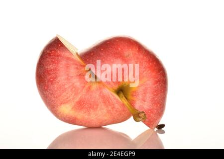 Zwei Hälften eines roten leckeren reifen saftigen Apfels, auf weißem Hintergrund. Stockfoto