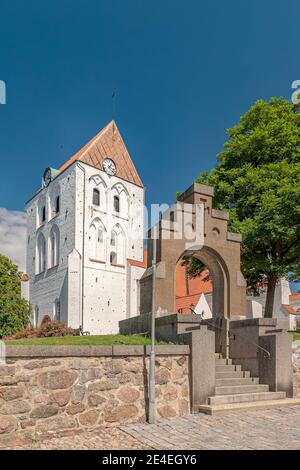 Die Kirche des Heiligen Kreuzes, mit ihren ältesten Teilen aus dem Ende des 12. Jahrhunderts und im 15. Jahrhundert vollendet, ist die bedeutendste mittelalterliche b Stockfoto