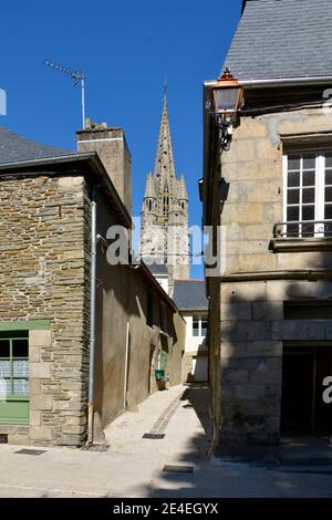 Typische Straße und Glockenturm der Basilika Notre-Dame du Roncier in Josselin, einer Gemeinde im Département Morbihan in der Bretagne im Nordwesten Frankreichs Stockfoto