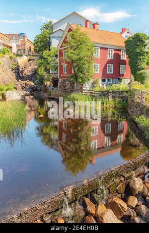 RONNEBY, SCHWEDEN - 01. AUGUST 2020: Die Kunstgalerie namens mor oliviagarden am Wasserfall in der Stadt. Stockfoto