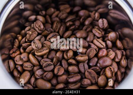 Eine geröstete Kaffeebohnen in einem runden Glas Stockfoto