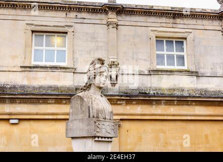 Römische Statue (Büste) im Museum der Römischen Bäder, eine wichtige Touristenattraktion in der Stadt Bath, Somerset, Südwesten Englands Stockfoto