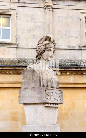 Römische Statue (Büste) im Museum der Römischen Bäder, eine wichtige Touristenattraktion in der Stadt Bath, Somerset, Südwesten Englands Stockfoto