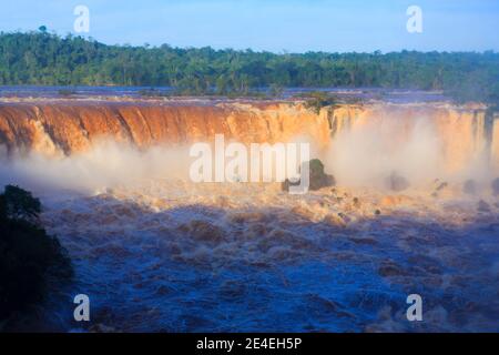 Die ikonischen Iguazu Wasserfälle, aufgenommen von der brasilianischen Seite im Morgenlicht Stockfoto