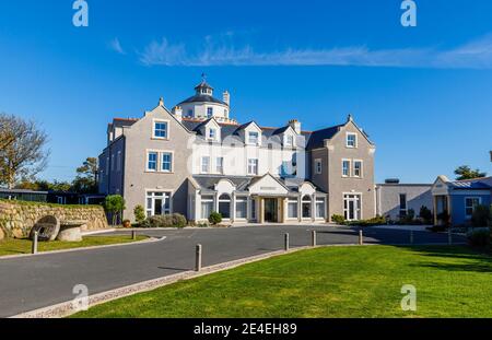 Der Eingang und das Äußere des Twr y Felin Hotels und Restaurants in St Davids, einer kleinen Domstadt in Pembrokeshire, Südwestwales an einem sonnigen Tag Stockfoto