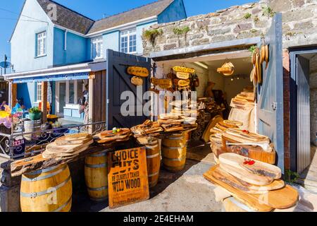 Ein örtliches Holzschnitzergeschäft, das touristische Souvenirs in der Hauptstraße von St. David's, einer kleinen Domstadt in Pembrokeshire, Südwesten von Wales, verkauft Stockfoto