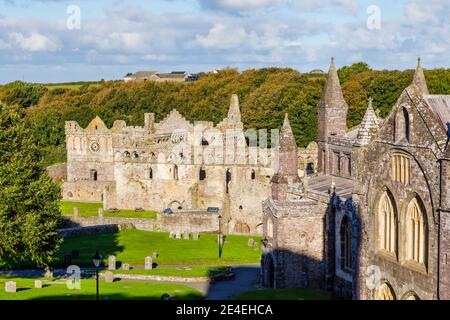 Der zerstörte Bischofspalast in der St. David's Cathedral (Eglwys Gadeiriol Tyddewi) in St. David's, einer kleinen Domstadt in Pembrokeshire, Südwesten von Wales Stockfoto