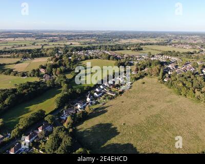 Luftaufnahme des linearen Gehäuses entlang einer Straße in einem Ländliche Umgebung Stockfoto
