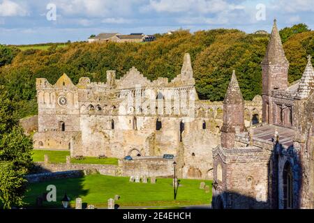 Der zerstörte Bischofspalast in der St. David's Cathedral (Eglwys Gadeiriol Tyddewi) in St. David's, einer kleinen Domstadt in Pembrokeshire, Südwesten von Wales Stockfoto