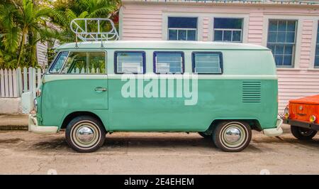 Key West, FL, USA-Dez 28, 2016: Blau-grüner VW Kombi-Wohnmobil auf der Straße geparkt. Stockfoto