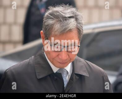 Seoul, Südkorea. Januar 2021. Jang Choong-Ki, ehemaliger stellvertretender Direktor des Future Strategy Office der Samsung Group, Ankunft am Obersten Gerichtshof von Seoul, um an einem erneuten Verfahren gegen einen Bestechungsfall teilzunehmen, an dem der ehemalige südkoreanische Präsident Park Geun-Hye beteiligt war.der stellvertretende Vorsitzende von Samsung, Lee Jae-Yong, wurde in Gewahrsam genommen, nachdem das Gericht bei der erneuten Verhandlung zu zwei Jahren und sechs Monaten Gefängnis verurteilt worden war. Lee hatte mit Bestechung ehemaligen Präsidenten Park, um ihm zu helfen erben Kontrolle über Samsung angeklagt. Choi Gee-Sung wurde als Lees Komplizen angeklagt und zu zwei Jahren und sechs Monaten Gefängnis verurteilt. (C Stockfoto