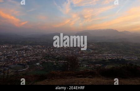 Panorama-Sonnenuntergangsansicht der Stadt Oviedo vom Monte Naranco Monumento al Sagrado Corazon de Jesus Statue Skulptur Aussichtspunkt Asturien Spanien Europa Stockfoto