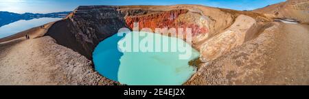 Panoramablick über isländische Landschaft von bunten Vulkankrater Askja, geothermischen Viti Kratersee in der Mitte der vulkanischen Wüste in den Highlands, Stockfoto