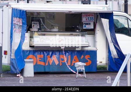 Nijmegen, Niederlande - 14. Januar 2021: Vietnamesische Frühlingsrollen stehen auf einem Wochenmarkt Stockfoto