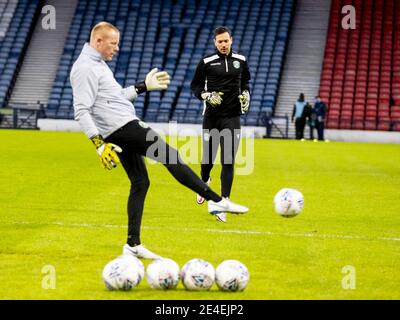 Hampden Park Stadium, Glasgow, Schottland, Großbritannien. 23. Januar 2021 Ofir Marciano von Hibernian erwärmt sich vor dem Start im Halbfinale des Betfred Cup gegen St Johnstone gegen Hibernian Credit: Alan Rennie/Alamy Live News Stockfoto