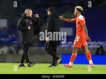 Blackpool-Manager Neil Critchley (links) und Jordan Lawrence-Gabriel nach dem Schlusspfiff beim vierten Lauf des Emirates FA Cup im Amex, Brighton. Bilddatum: Samstag, 23. Januar 2021. Stockfoto