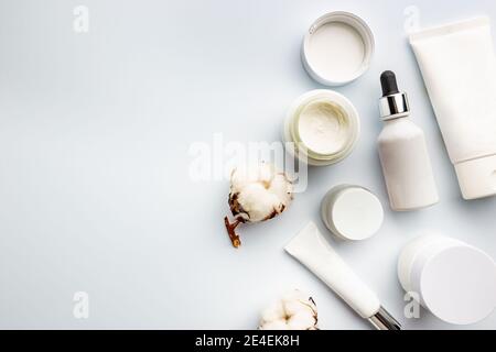 Flache Lay-Komposition mit Hautpflegeprodukten auf weißem Hintergrund Stockfoto