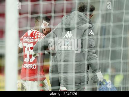 Stadt Mainz, Deutschland. 23. Jan, 2021. firo: 23.01.2021 Fußball: 1. Bundesliga, Saison 2020/21 FSV Mainz - RB Leipzig Injury, Leandro Barreiro Martins (Mainz) Credit: Thorsten Wagner/Witters/POOL/via firoportphoto / usage worldwide/dpa/Alamy Live News Stockfoto