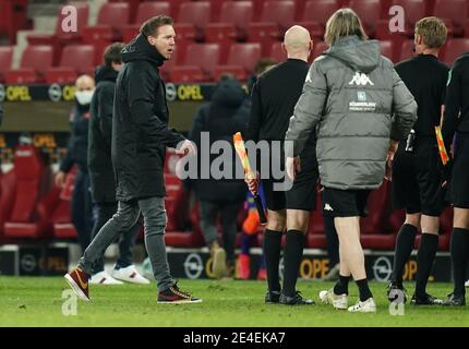 Stadt Mainz, Deutschland. 23. Jan, 2021. firo: 23.01.2021 Fußball: 1. Bundesliga, Saison 2020/21 FSV Mainz - RB Leipzig Trainer Julian Nagelsmann (Leipzig) beim Schiedsrichter Credit: Thorsten Wagner/Witters/POOL/via firoportphoto / usage worldwide/dpa/Alamy Live News Stockfoto