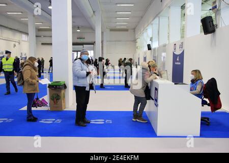 Die lokale Gesundheitsgesellschaft 1 Neapel Zentrum, hat ein Zentrum Impfung gegen Covid-19 eingerichtet. Menschen Empfangsbox für den Impfstoff gebucht. Stockfoto