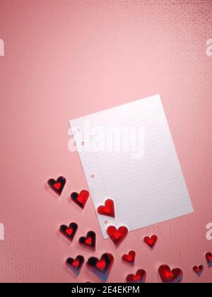 Valentinstag, Liebe Brief Vorlage Hintergrund. Durchscheinende, glänzende rote Herzen und ein leeres Papierblatt. Digitales Rendern. Stockfoto