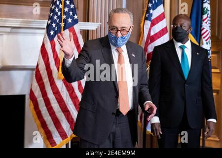 Washington, USA. Januar 2021. Der Mehrheitsführer des US-Senats, Charles Schumer (L), spricht während einer Pressekonferenz auf dem Capitol Hill in Washington, DC, USA, am 21. Januar 2021. Der US-Senat wird das Amtsenthebungsverfahren des ehemaligen Präsidenten Donald Trump in der Woche vom 8. Februar beginnen, sagte der Mehrheitsführer des Senats, Charles Schumer, am Freitag. Kredit: Ting Shen/Xinhua/Alamy Live Nachrichten Stockfoto