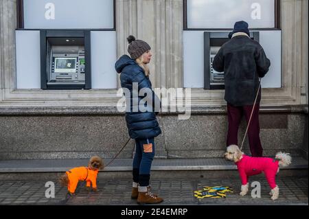 London, Großbritannien. Januar 2021. Für das kalte Wetter gekleidet - London ist in Tier 4 (Lockdown 3) und Hampstead Village ist voll. Es ist kalt, aber trocken, so dass die Menschen frische Luft und Bewegung suchen. Kredit: Guy Bell/Alamy Live Nachrichten Stockfoto