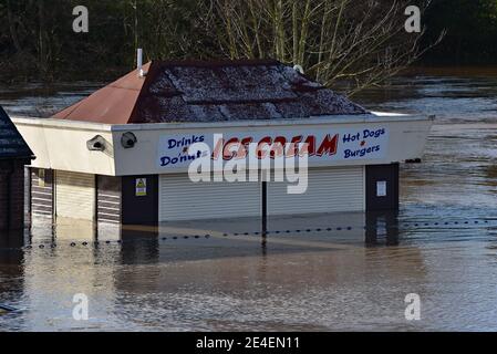 Eiskiosk untergetaucht, nachdem der Fluss Severn seine Ufer in der Stadt Stourport-on-Severn, Worcestershire, England, Großbritannien platzt. Stockfoto