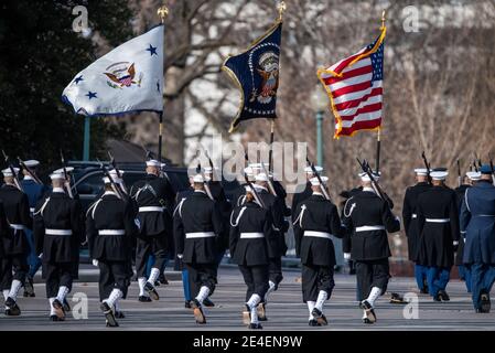 Washington, Vereinigte Staaten Von Amerika. Januar 2021. Mitglieder der Farbwache der Joint Forces marschieren während der 59. Parade zur Einweihung des Präsidenten die Pennsylvania Avenue entlang 20. Januar 2021 in Washington, DC Credit: Planetpix/Alamy Live News Stockfoto