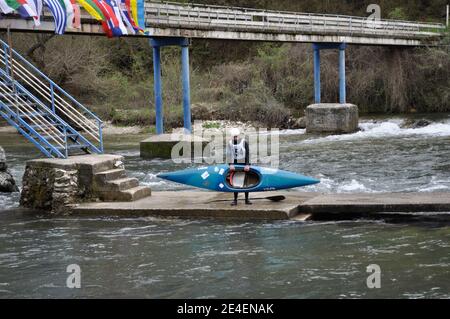 Skopje, Mazedonien, April 07,2018. Auf dem Fluss Treska wurde 50-th jährlichen Internationalen Ilinden Kanuslalom Wettbewerb – IKAS statt. Stockfoto