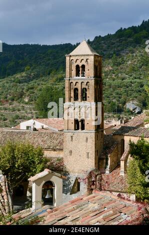 Glockenturm oder Glockenturm von Notre-Dame-de-l'Assomption Kirche Moustiers-Sainte-Marie oder Moustiers Alpes-de-Haute-Provence Frankreich Stockfoto