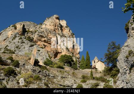 Kapelle oder Chapelle Notre-Dame-de-Beauvoir, Entremont oder la Roche, in Cliffs oberhalb von Moustiers oder Moustiers-Sainte-Marie Alpes-de-Haute-Provence Frankreich Stockfoto