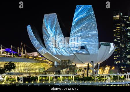 Ich zünde Marina Bay Event um Marina Bay, Singapur. Viel Kunstskulptur mit schönem Licht entlang der Bucht Stockfoto