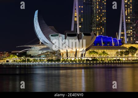 Ich zünde Marina Bay Event um Marina Bay, Singapur. Viel Kunstskulptur mit schönem Licht entlang der Bucht Stockfoto