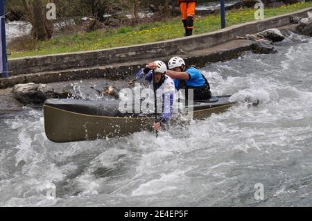 Skopje, Mazedonien, April 07,2018. Auf dem Fluss Treska wurde 50-th jährlichen Internationalen Ilinden Kanuslalom Wettbewerb – IKAS statt. Stockfoto