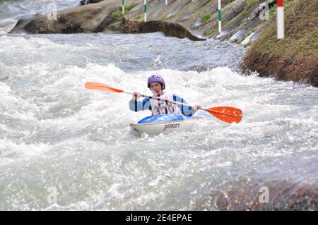 Skopje, Mazedonien, April 07,2018. Auf dem Fluss Treska wurde 50-th jährlichen Internationalen Ilinden Kanuslalom Wettbewerb – IKAS statt. Stockfoto