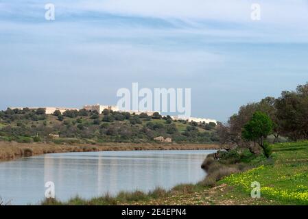 Castro Marim, Algarve, Portugal - Februar 2020: Auf einem Hügel das Schloss Stockfoto