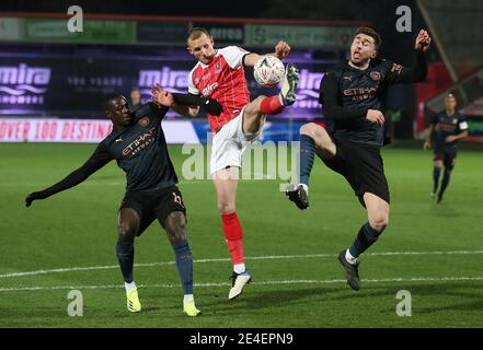 Will Boyle von Cheltenham Town kämpft mit Benjamin Mendy von Manchester City (links) und Aymeric Laporte während des vierten Spiels des Emirates FA Cup im Jonny-Rocks Stadium in Cheltenham. Bilddatum: Samstag, 23. Januar 2021. Stockfoto