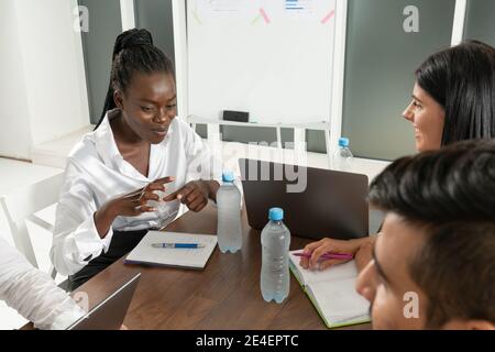 Fröhliche verschiedene Büroangestellte Team lachen zusammen bei der Gruppentreffen, abgeschnitten Foto Stockfoto